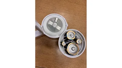 電池ボックスの中。サイズの違う乾電池を同時にセットできます