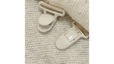 今回使ったフィッシュクリップ。2本セットで作るため、全部で4個使いました
