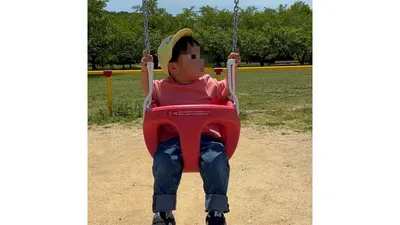 ブランコの前後の揺れは、体のバランスをとる経験につながります
