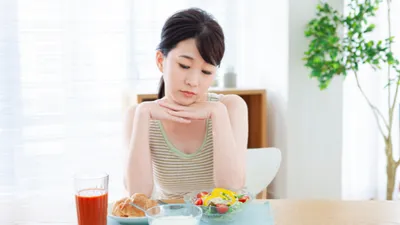 妊娠初期に食欲がなくなる原因は?対処法や赤ちゃんへの影響も解説