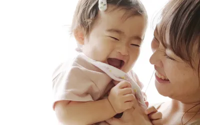妊娠中にチョコレートを食べると子どもが笑う?
