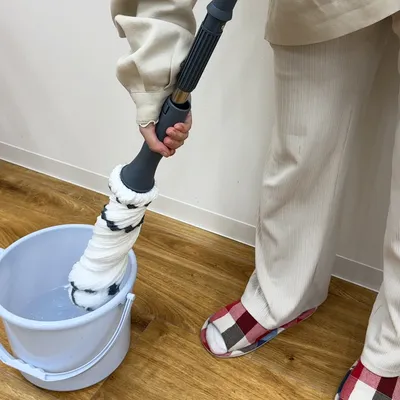 手を汚さずにくるっと絞れる便利な仕組み