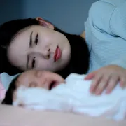 深夜になっても赤ちゃんが寝ない…。原因と対策を詳しく解説