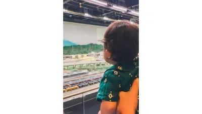 鉄道ジオラマは1歳児の目線では高さが足りないので、しっかり見せるには抱っこが必須でした