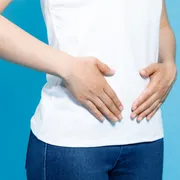 妊娠初期のお腹の張りの原因とは？生理前との違いは？医師に相談したほうがよい症状も解説