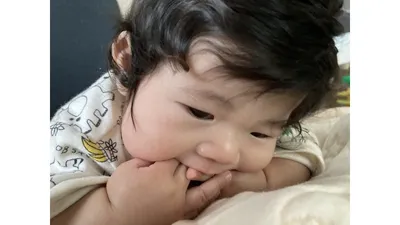 赤ちゃんの指しゃぶりで指が赤くなった…看護師ママが実践した観察・保湿・受診の目安