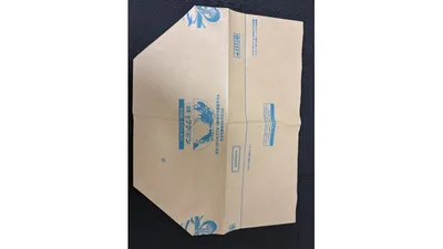 届いた専用回収キット。「minimini」と書かれたクラフト素材の衣類回収袋です