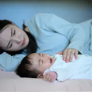 新生児の夜泣きはなぜ起きる？夜泣きがつらいときに知っておきたいこと