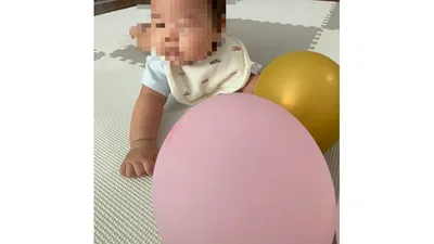 風船をポンポンたたいたり追いかけたり。目で追いながら体を動かして遊べます