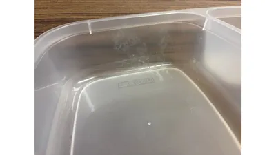 油の多いおかずを長時間加熱して、容器が溶けてしまった失敗例