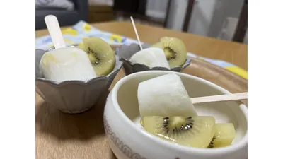 キウイを添えて。寒天入りなので溶けにくく、小さな子どもも落ち着いて食べられます