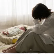 産後に眠れないのはなぜ？ホルモンや育児、心の問題などの原因とその対策