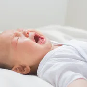 夜泣きはいつからいつまで？原因と対策を月齢別に解説