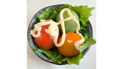 子どもが洗ってヘタを取ったミニトマトとレタス。簡単な作業から始めました