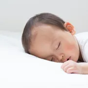 赤ちゃんが寝る時に泣くのはなぜ？原因と対処法まとめ