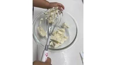 豆腐を手でつぶす工程。食材に触れ、力加減を調整する経験になります
