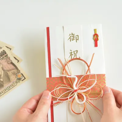 お食い初めのお祝い金や贈り物は必要?誰にどう渡したらいいの?