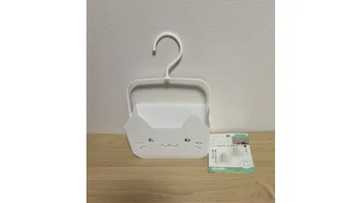セリアのピンチバスケットとフィルムフック固定タイプ小。各税込110円です
