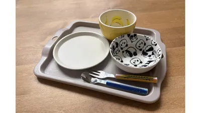 食べ終わった食器をトレーに乗せてキッチンまで運びます