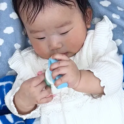 「おむつ替え専用おもちゃ」で集中をキープ