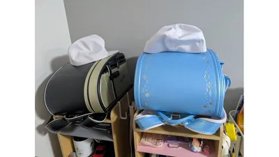 前日のうちに準備を終えたランドセルと帽子。朝は最終確認だけで済みます