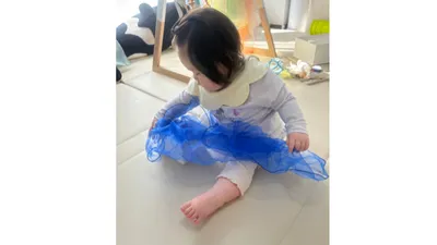 赤ちゃんが夢中になる！リトミックシフォンスカーフを使ったおもちゃ