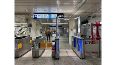 駅の改札付近。迷子になったら駅員さんや交番に助けを求めると伝えています