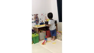 次々におもちゃを出して遊ぶ子ども。遊んだあとの床は散らかりがちです