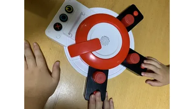 我が家で購入した早押しクイズボタン。子どもたちが競ってボタンを押します