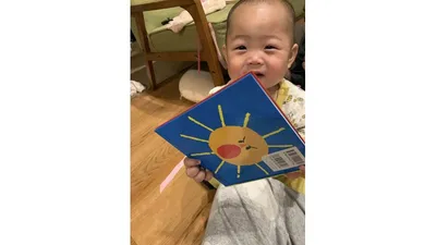 ページの破れやかじったあと。0・1歳児クラスでもよく見られる姿です