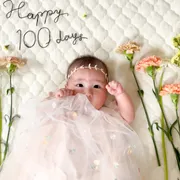 首がすわっていない我が子を、どの角度からでもかわいく撮れる！100日記念撮影アイデア