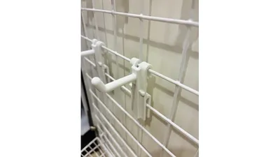 ネットにしっかり固定できるタイプのフック。物を取ってもズレにくいのがうれしい