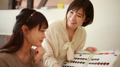 妊婦は縮毛矯正しても大丈夫?妊娠中の施術のリスクと注意点について解説