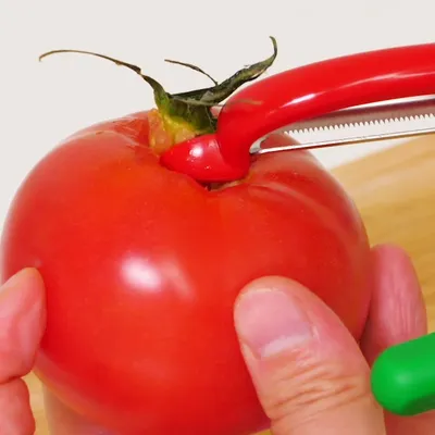 トマトも桃も一発でつるんっ! 皮むき器