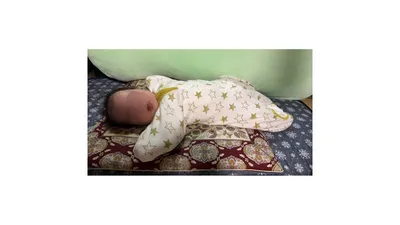 モロー反射で起きる赤ちゃん!睡眠不足に悩むママパパへ。スワドルのすすめ