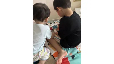 4歳の長男と次男が並んで、一緒にピアノを押して遊んでいるところ