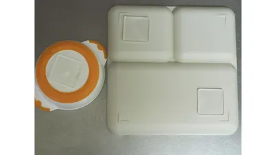 お皿やコップの裏に貼った様子。大きめのプレートには2枚を組み合わせて使っています