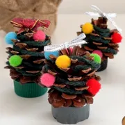 おうち工作 松ぼっくりでミニミニツリー