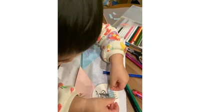 シールを一枚ずつはがして貼る。小さな指先をしっかり使います