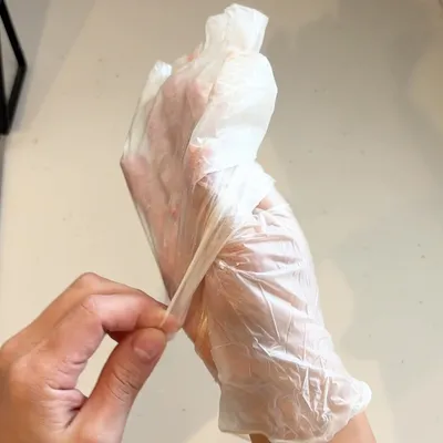 手袋を裏返しながら重ねて外すのがポイント