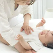 「赤ちゃんが夜うなされる」原因は？寝言泣き・夜泣き・夜驚症の違い