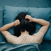 妊娠初期に眠れなくなることはある？原因・寝不足の解消法も解説