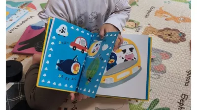 覚えた絵本を妹に「読んであげるね」と見せる長女