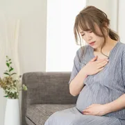 妊娠後期にもつわりが起こる？吐き気の原因と対策を解説