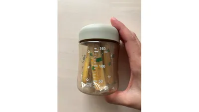 ふたを付けた哺乳瓶。お菓子や小物を入れる容器として使っています