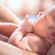 吸引分娩しても赤ちゃんは平気なの？保険は適用される？安全性や必要になるケースなどを解説
