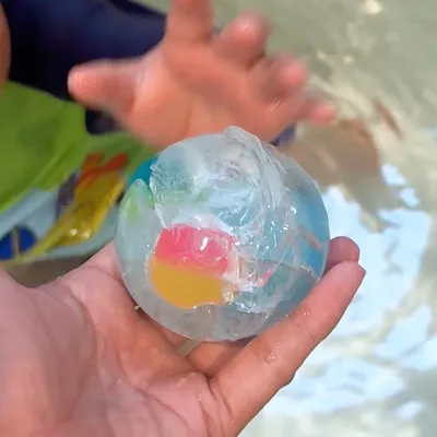 お風呂が楽しくなる!氷のバスボム遊び