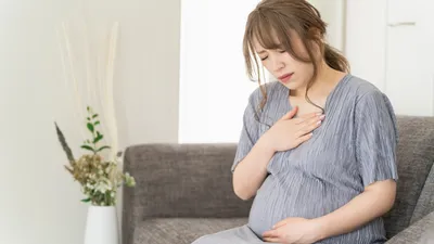 妊娠後期にもつわりが起こる？吐き気の原因と対策を解説