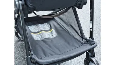 シート下の収納カゴ。マザーズバッグを丸ごと入れても余裕があります