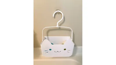 セリアのグッズで作った、お風呂のおもちゃ収納。壁面に掛けて使います